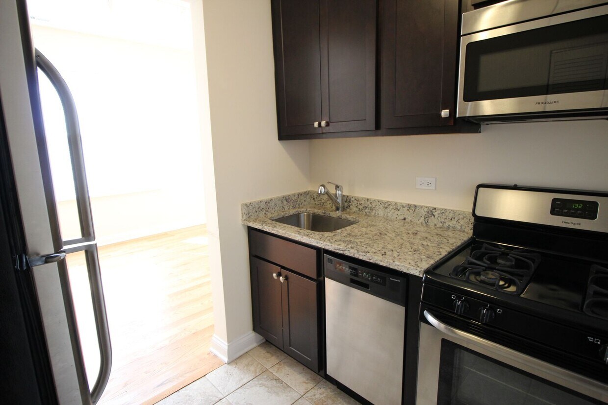 Primary Photo - 3115 N Monticello Ave