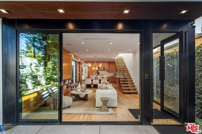 Building Photo - 722 Marine St