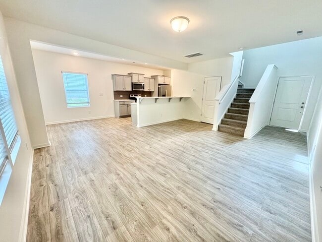 Building Photo - Three bedroom 2 1/2 bath townhome with att...