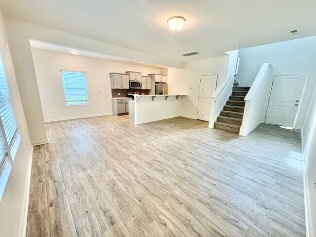 Foto del edificio - Three bedroom 2 1/2 bath townhome with att...