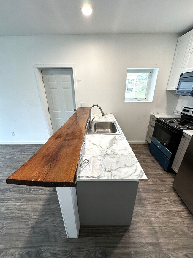 Foto del edificio - Price Reduced! Don't miss out! Quiet Moder...