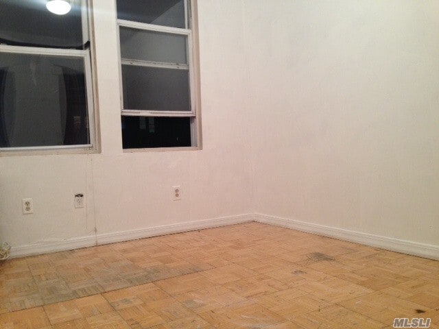 Foto del edificio - 37-17-37102 102nd St