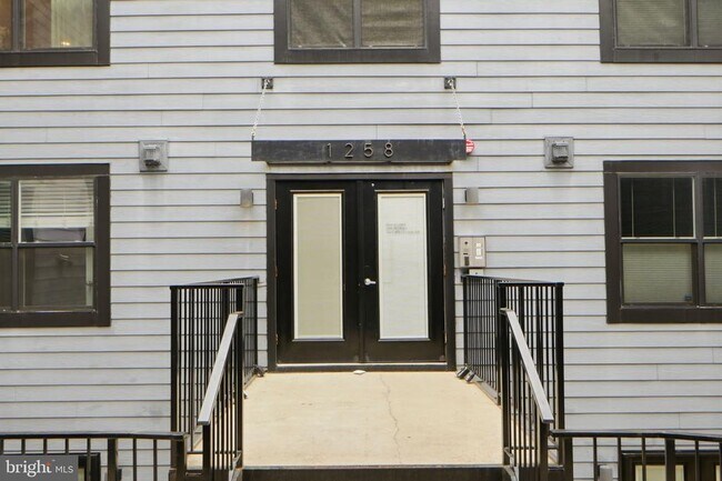 Foto del edificio - 1258 Holbrook Terrace NE