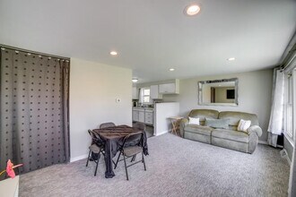 Building Photo - 544 E 92nd Pl