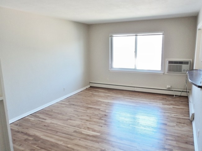 Unit with Hardwood Floors - 2333 Priscilla St of In the City Apartments