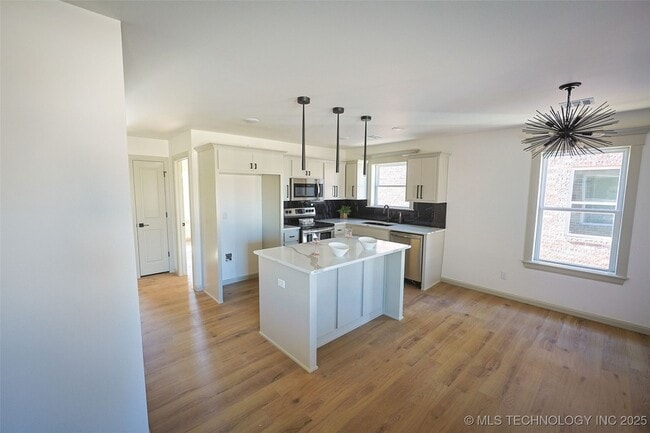 Foto del edificio - 108 W 2nd St