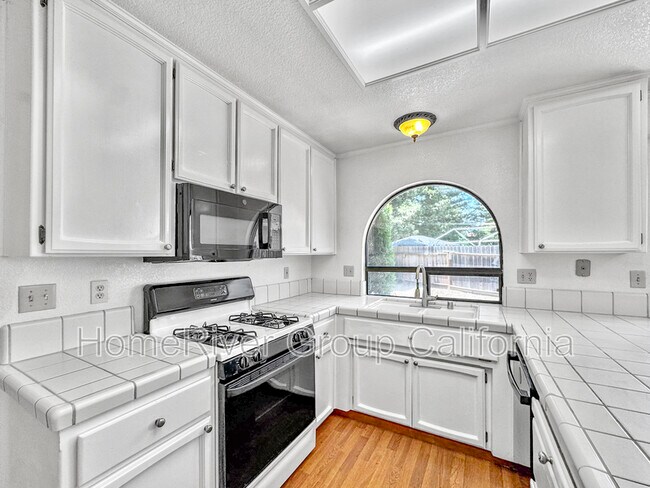 Foto del edificio - 8215 Bluehaven Ct