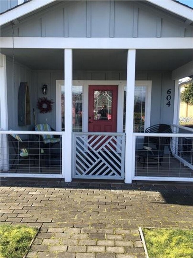 Building Photo - ***PENDING APPLICATION***Location! Location! Your fully furnished Cairn Cottage is located in Cou...