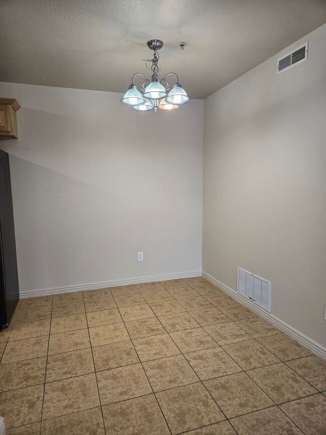 Building Photo - 2 WEEKS FREE RENT -Newly Remodeled 3bedroo...