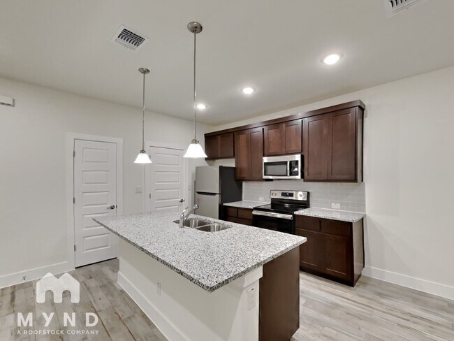 Building Photo - 407 Parkline Dr
