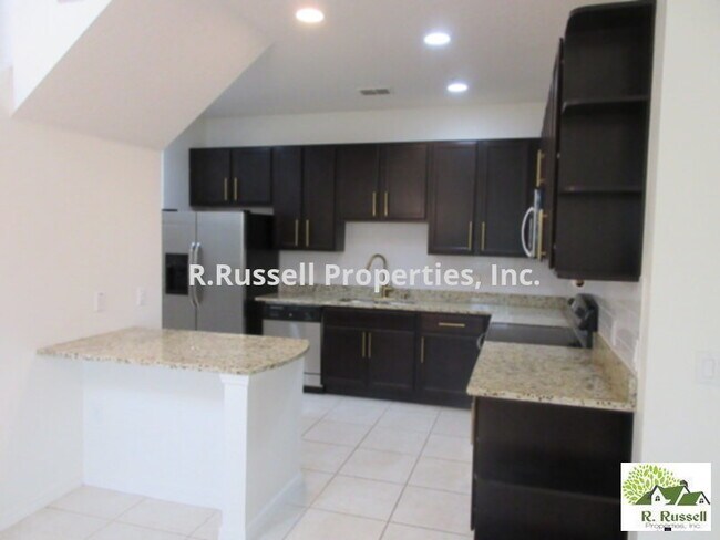 Foto del edificio - Avalon Park townhouse - 4 bedroom 2.5 bath...