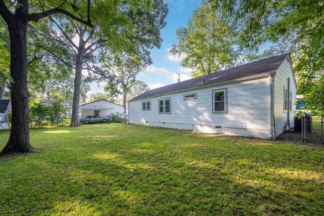 Building Photo - Modern 3 Bed/1 Bath Home!
