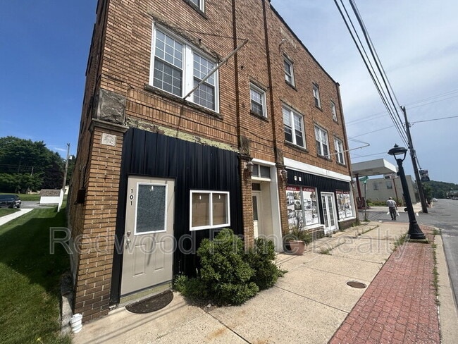 Building Photo - 908 Main St