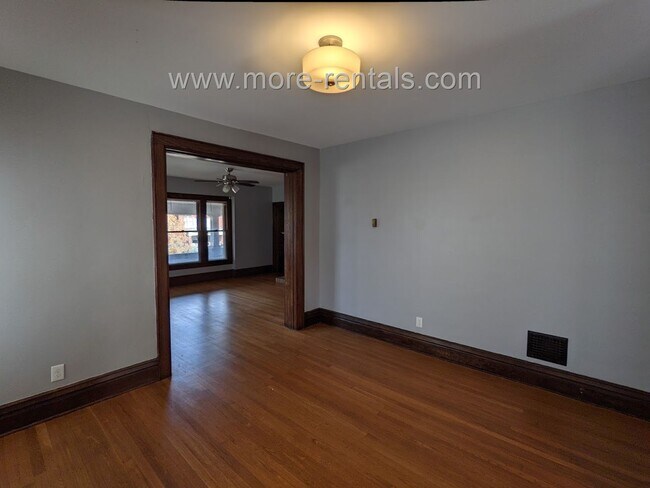 Foto del edificio - 1825-27 Bryden Ave