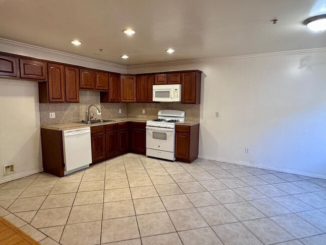 Building Photo - 3 Bedroom 2 Bath Penthouse condo in Van Nuys
