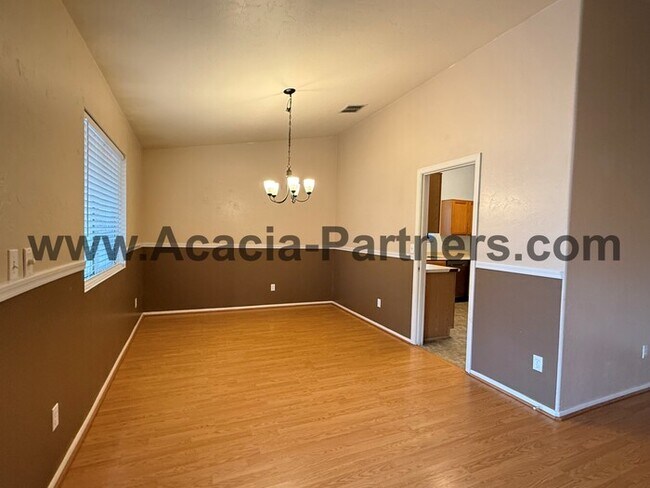 Building Photo - Beautiful 4-Bedroom Home in Rita Ranch ? H...