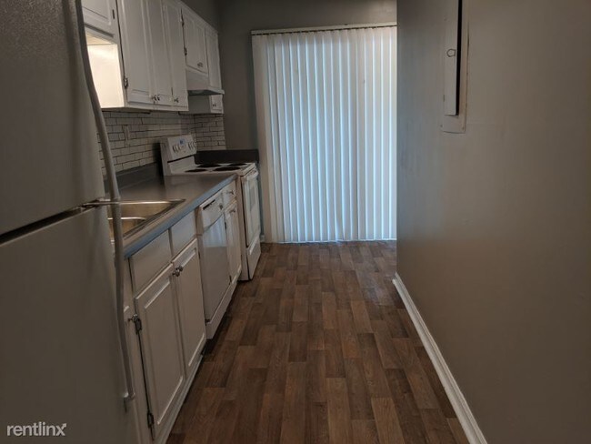 Building Photo - 2 br, 1.5 bath House - 1012 Mariners Court