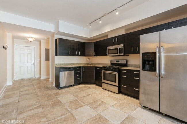 Building Photo - 5758 N California Ave