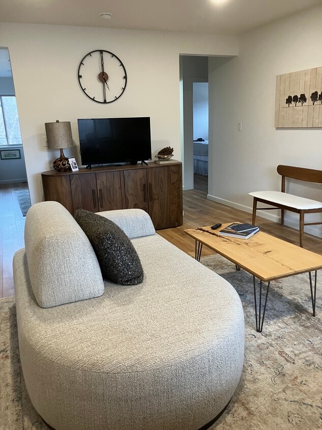 Building Photo - 560 S 2nd St