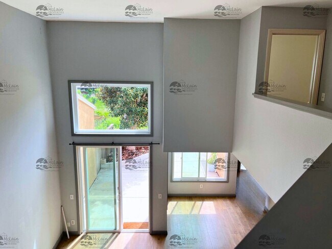 Foto del edificio - Stunning 2BR/2BA Townhome for Rent in Carl...