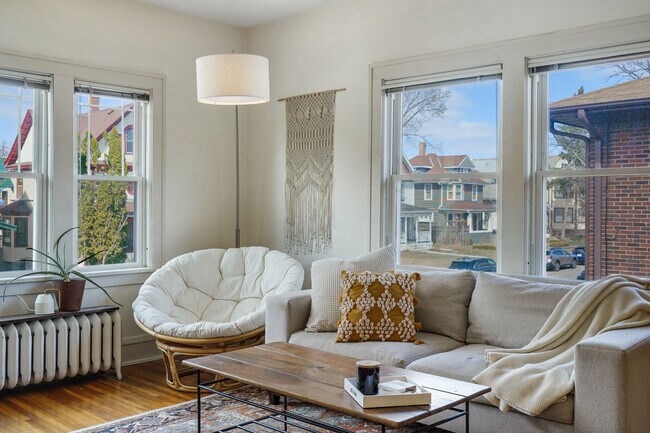 Living - 3351 Dupont Ave S