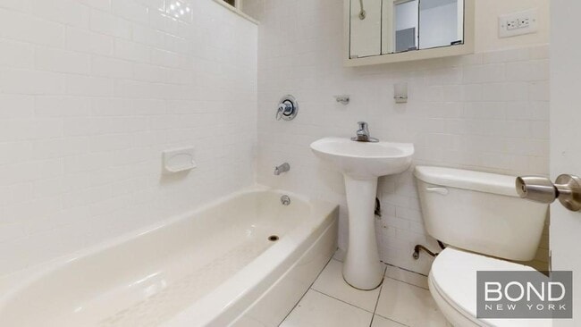 Building Photo - 228 E 89th St