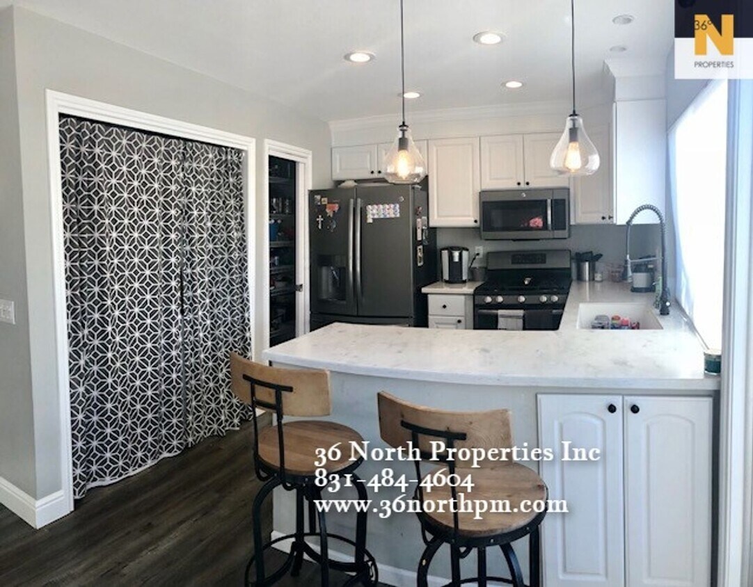 Foto principal - Remodeled 3 bed/2 bath Sunny Creekside Con...