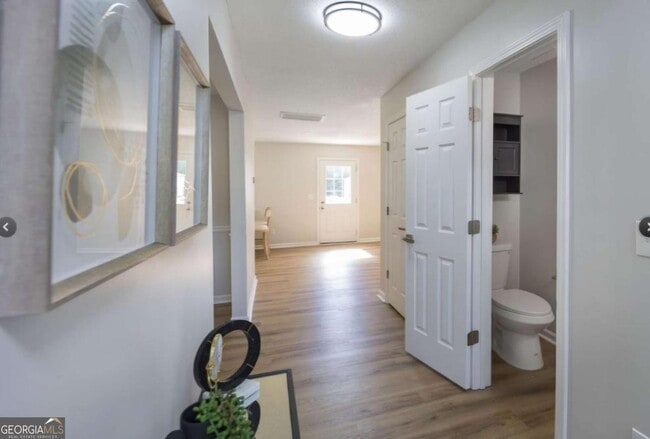 Building Photo - 833 Oakview Trce