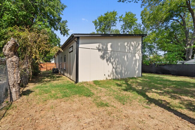 Building Photo - 2514 Carpenter Ave