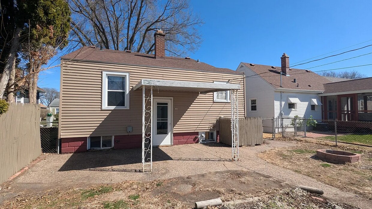 Building Photo - 3BR Ranch-Style Home in Rock Island!