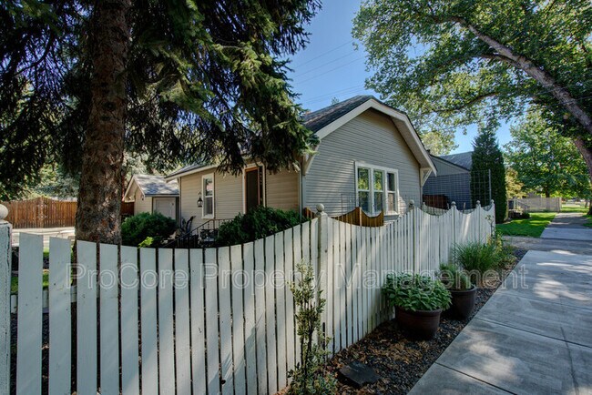 Building Photo - 2414 Heron St