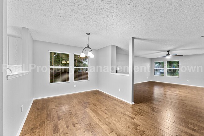 Building Photo - Charming 3-Bedroom Home in Arlington – Man...