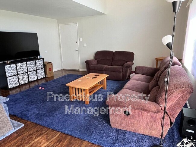 Building Photo - 1733 Hollister St