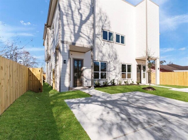 Building Photo - 5031 Willow Glen Dr