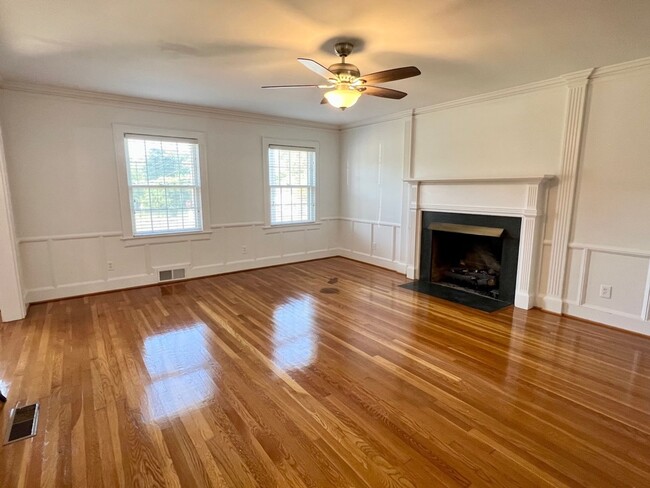 Building Photo - Three to Four bedroom, 2.5 bath Colonial i...