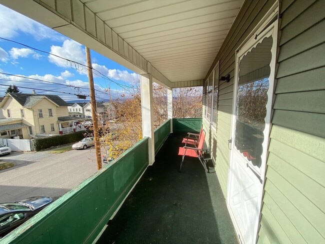 Building Photo - 707 Willow St