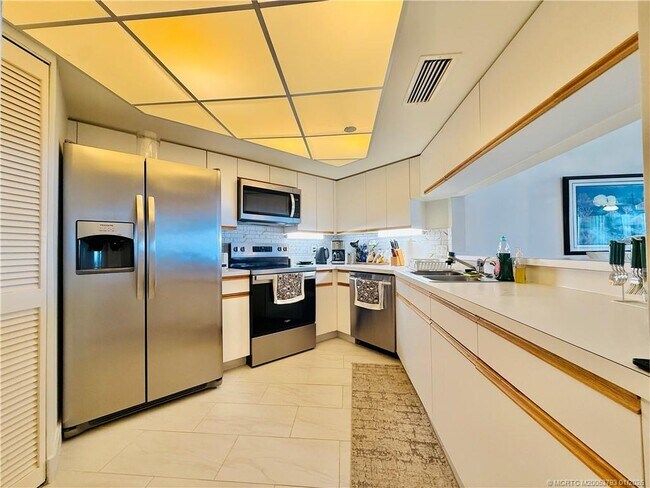 Foto del edificio - 8800 S Ocean Dr