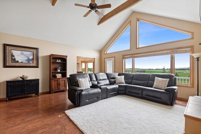 Foto del edificio - 5-bedroom, 3-bathroom furnished home in Kalispell, Montana!
