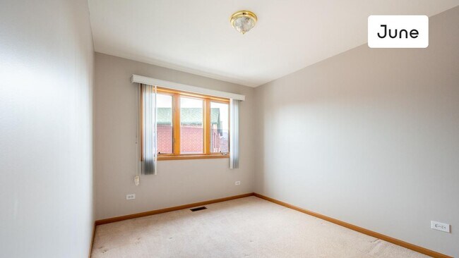 Building Photo - ROOM ONLY in 4-bed/2.5-bath Home