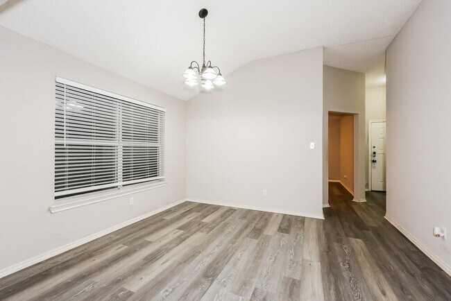 Foto del edificio - 6841 Prairie Hill Rd N