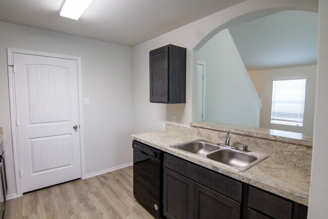 Building Photo - Imperial Heights - 22114 Grand Majestic Dr...