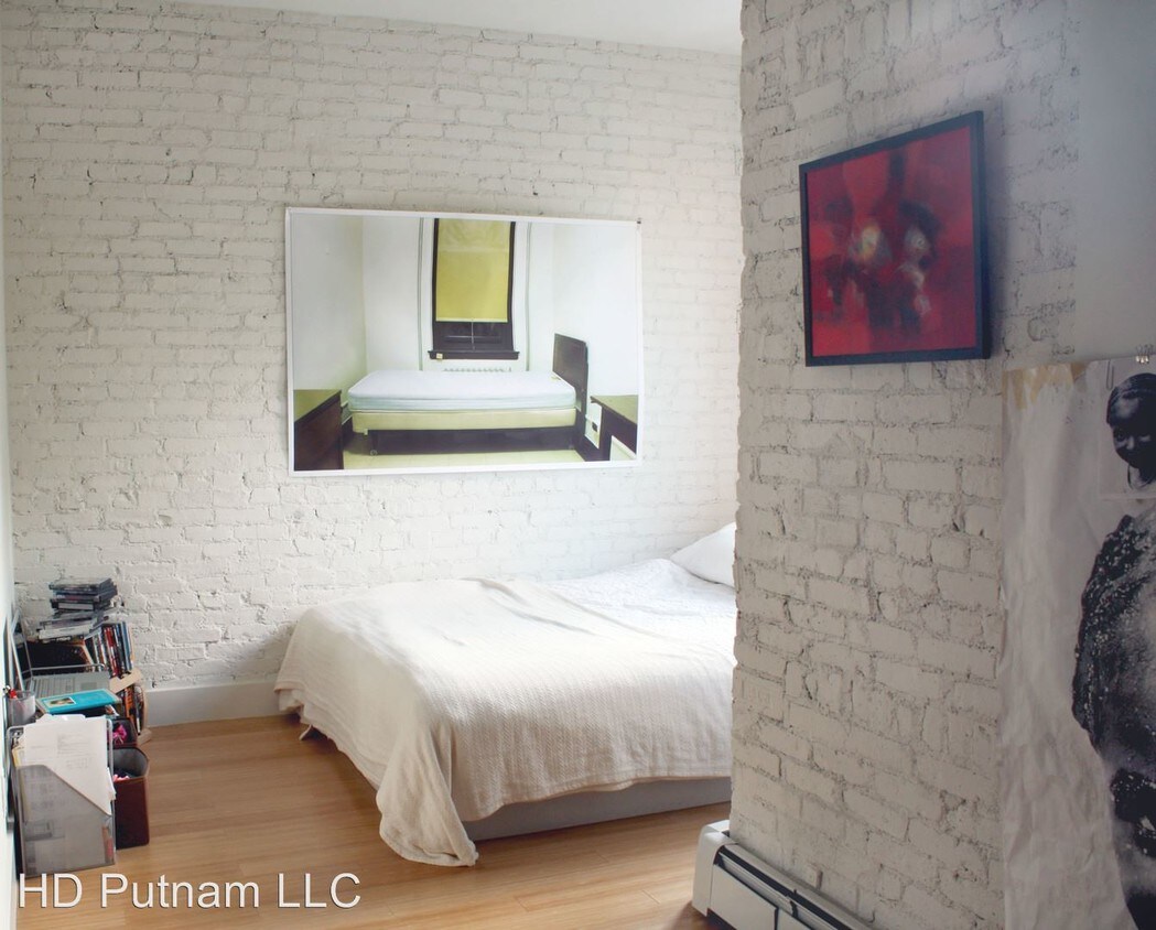 Primary Photo - 1398 Putnam Ave
