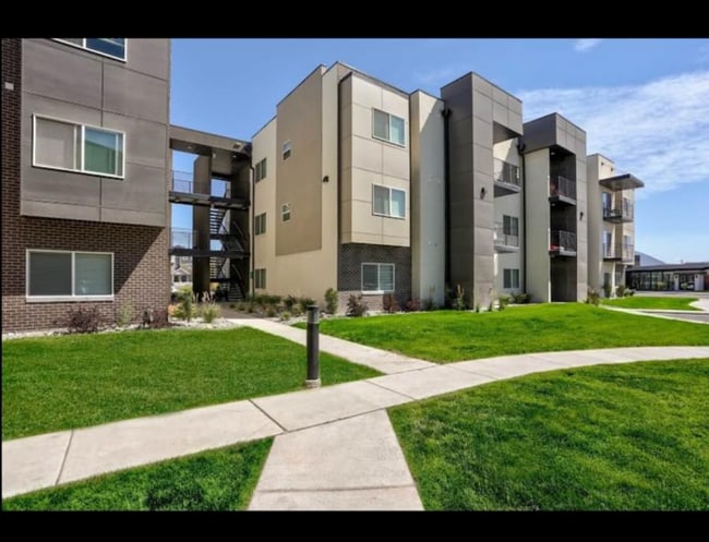 Building Photo - 614 E 230 N