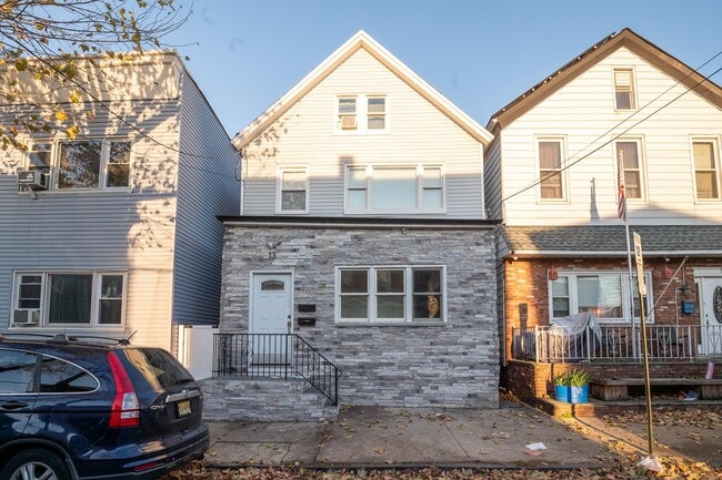Building Photo - 13 Meadow St