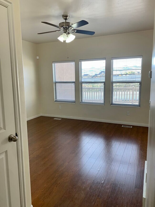 Building Photo - Riverton Townhome with Large Floorplan