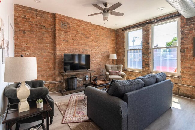 Building Photo - 1906 Elm St