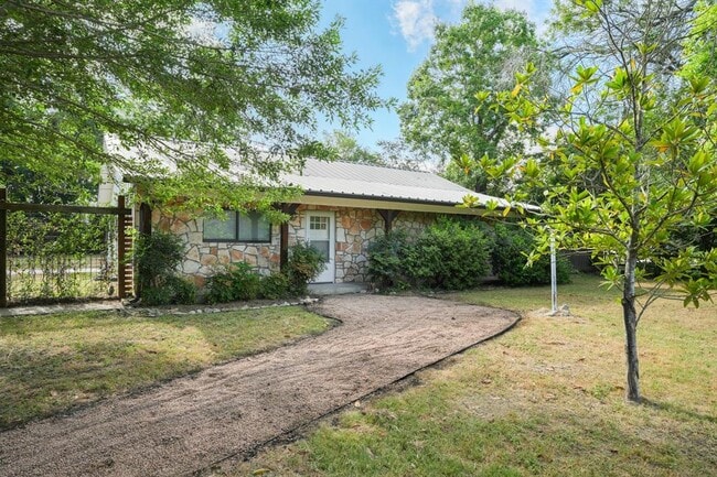 Building Photo - 413 Sun Bonnet Dr