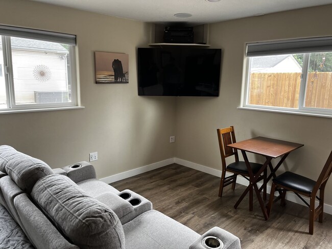 Building Photo - Furnished Studio