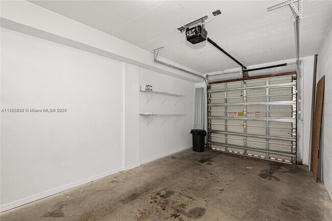 Foto del edificio - 2492 Centergate Dr