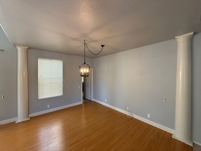 Building Photo - Great 4 bedroom Moorpark Home in Great Nei...
